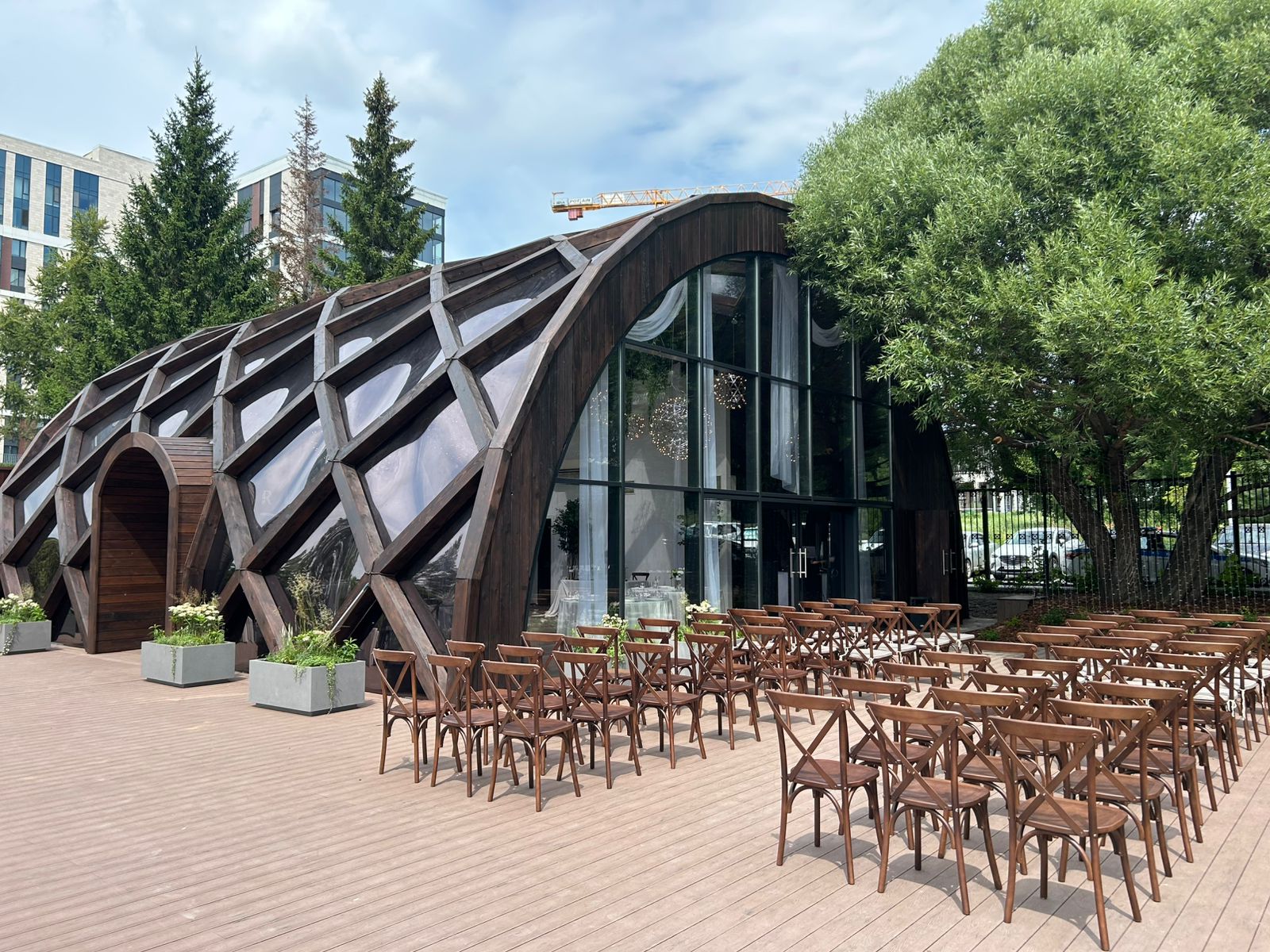 Шатер для свадьбы на набережной